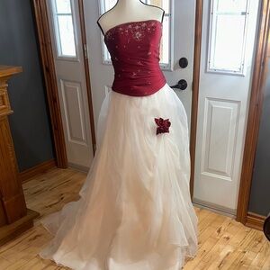 Pronovios Atlier Diagonal Elegant Strapless Red and White Wedding Dress